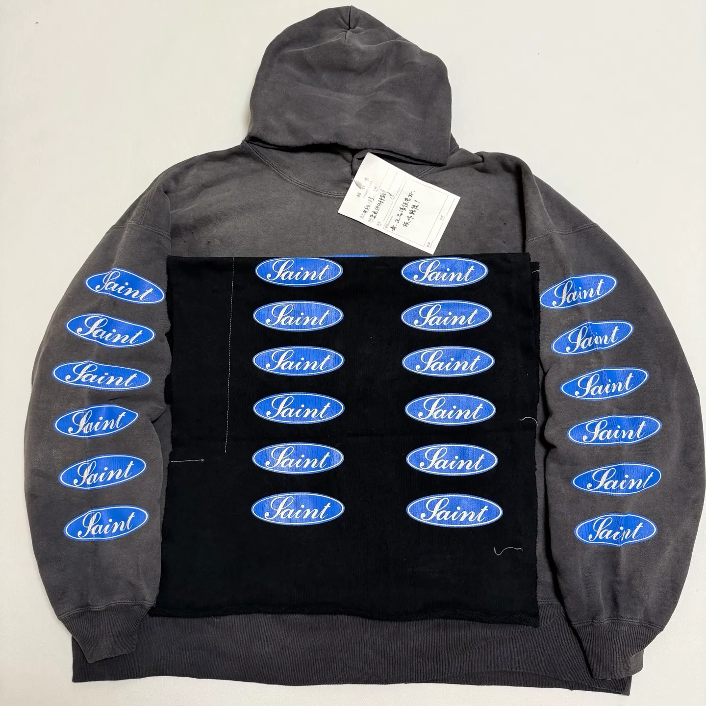 Printed panel SAINT Mxxxxxx HOODIE/LOVE AMONG/BLK blue SAINT barrage slogan hoodie, washed black S-XL, the latest version, revised many times, the version is closer to the original version, and the street flavor is stronger! Heavy washing with water-sprayed fading process for stronger distressing effect. Handmade wormhole destruction treatment. Authentic level extreme distressed crack printing. The main mark and wash mark are all correct versions.